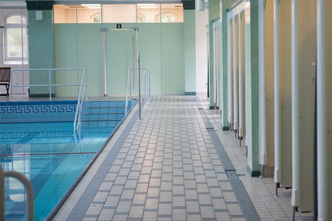 Gang der Münster-Therme, Düsseldorf | conti+