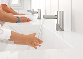 Kinder waschen sich die Hände an der lino AS L13 Waschtischarmatur | conti+